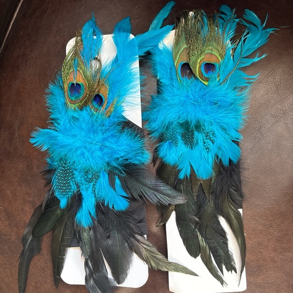 Vibrant Peacock Blue and Green Black Gloves Feather - Picture 5 of 5